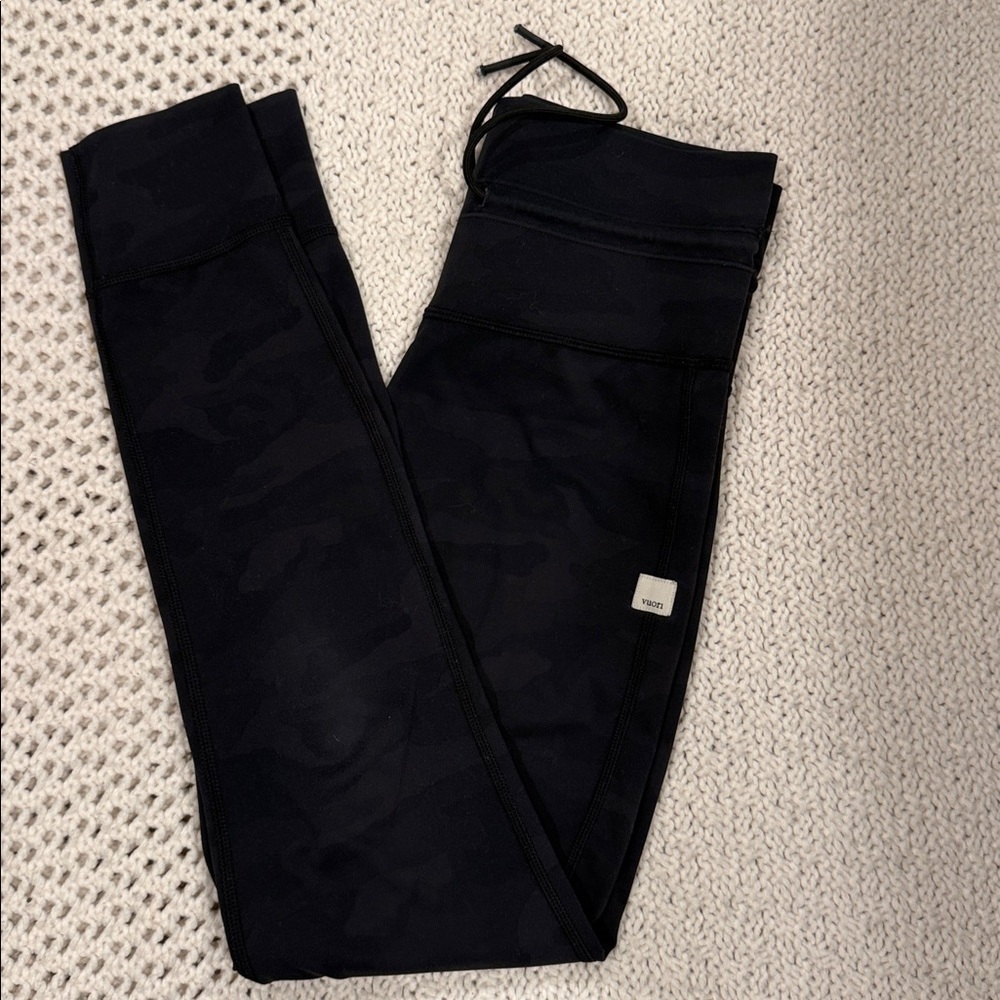 Vuori Women’s Small Black Camouflage Leggings - Picture 2 of 7